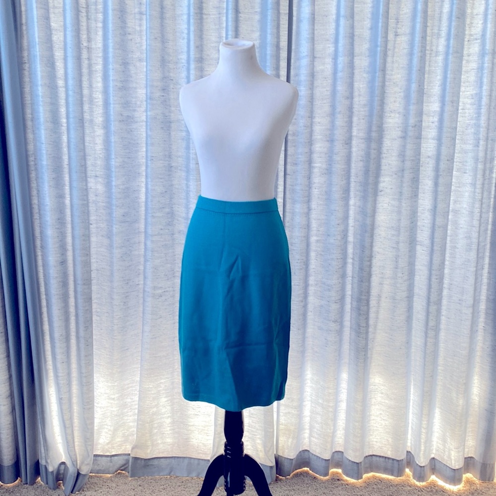 Classic St John knit skirt in turquoise blue